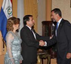 Su Alteza Real el Príncipe de Asturias recibe el saludo del Presidente de Paraguay, Federico Franco a su llegada al Palacio de Gobierno, para asisitir